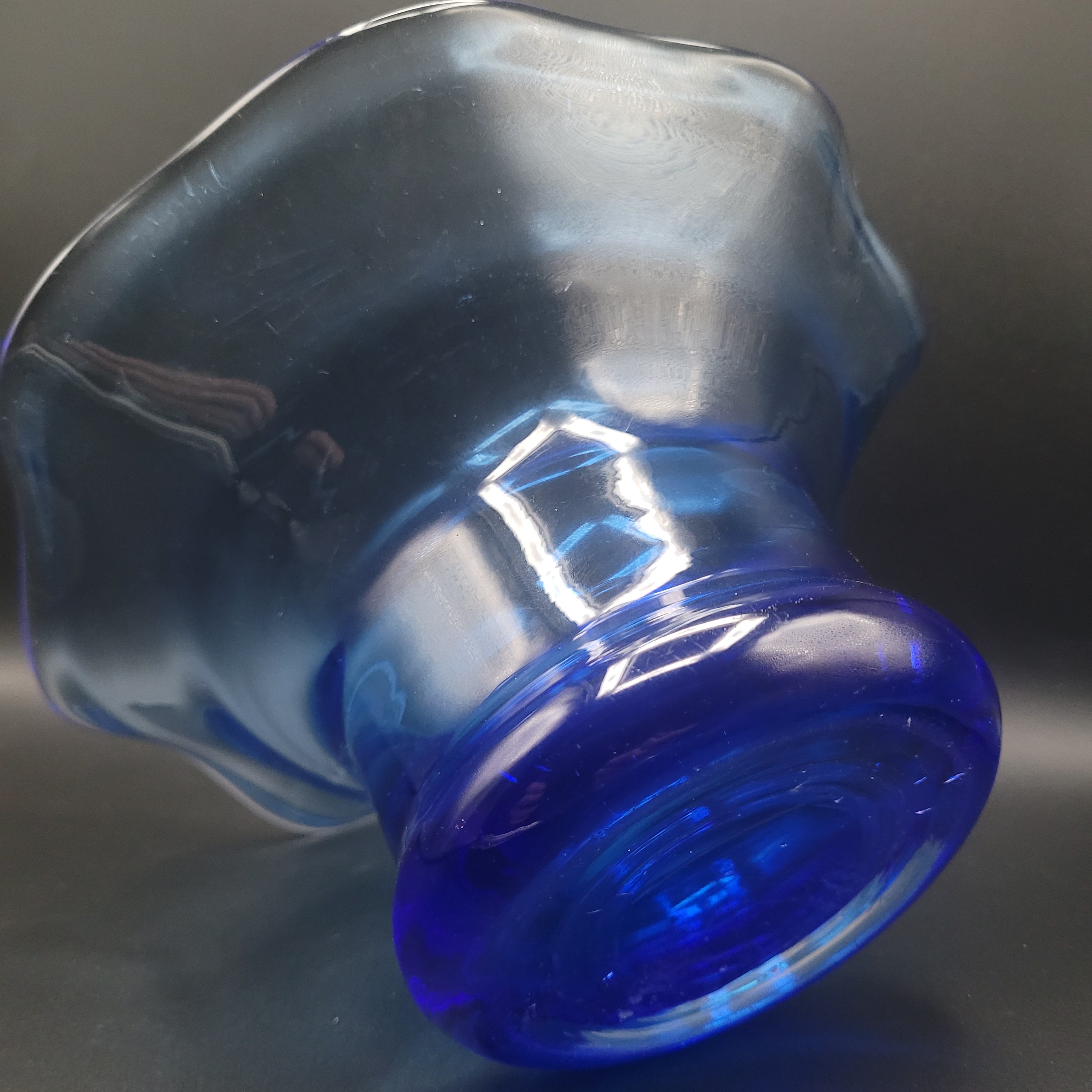 🩵Scandinavian Cobalt Blue Art Glass Bowl – Attributed to Riihimäen Lasi, Finland c. 1970s