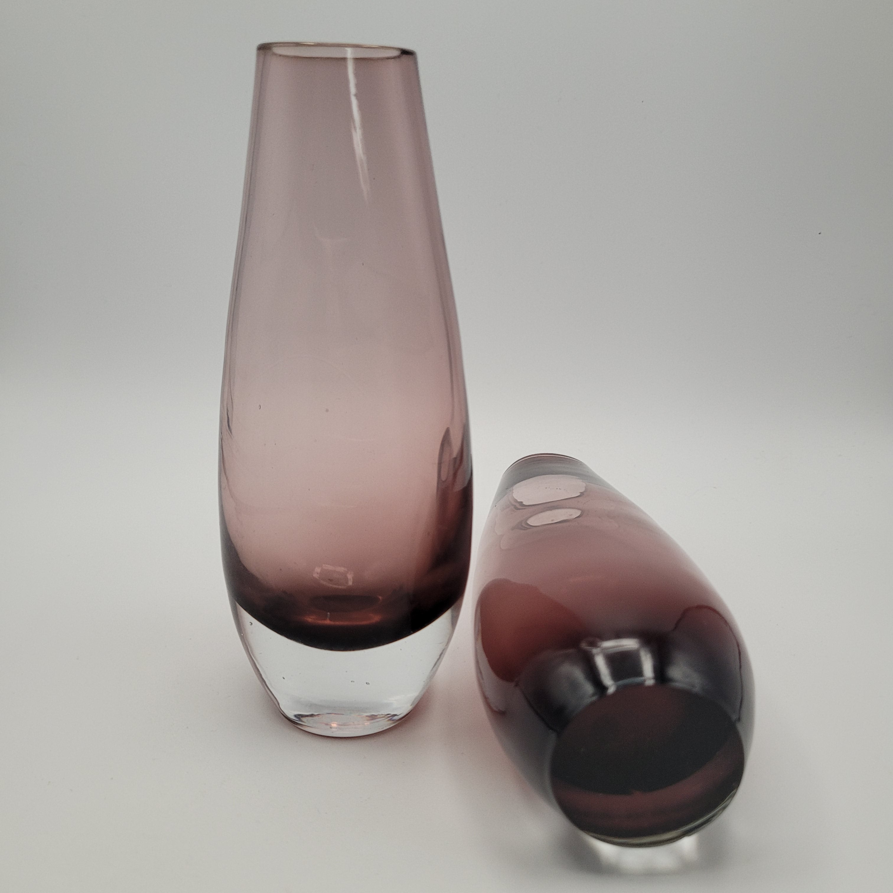 Pair of Riihimäen Lasi “Torpedo” Vases, Attributed to Tamara Aladin (15 cm)