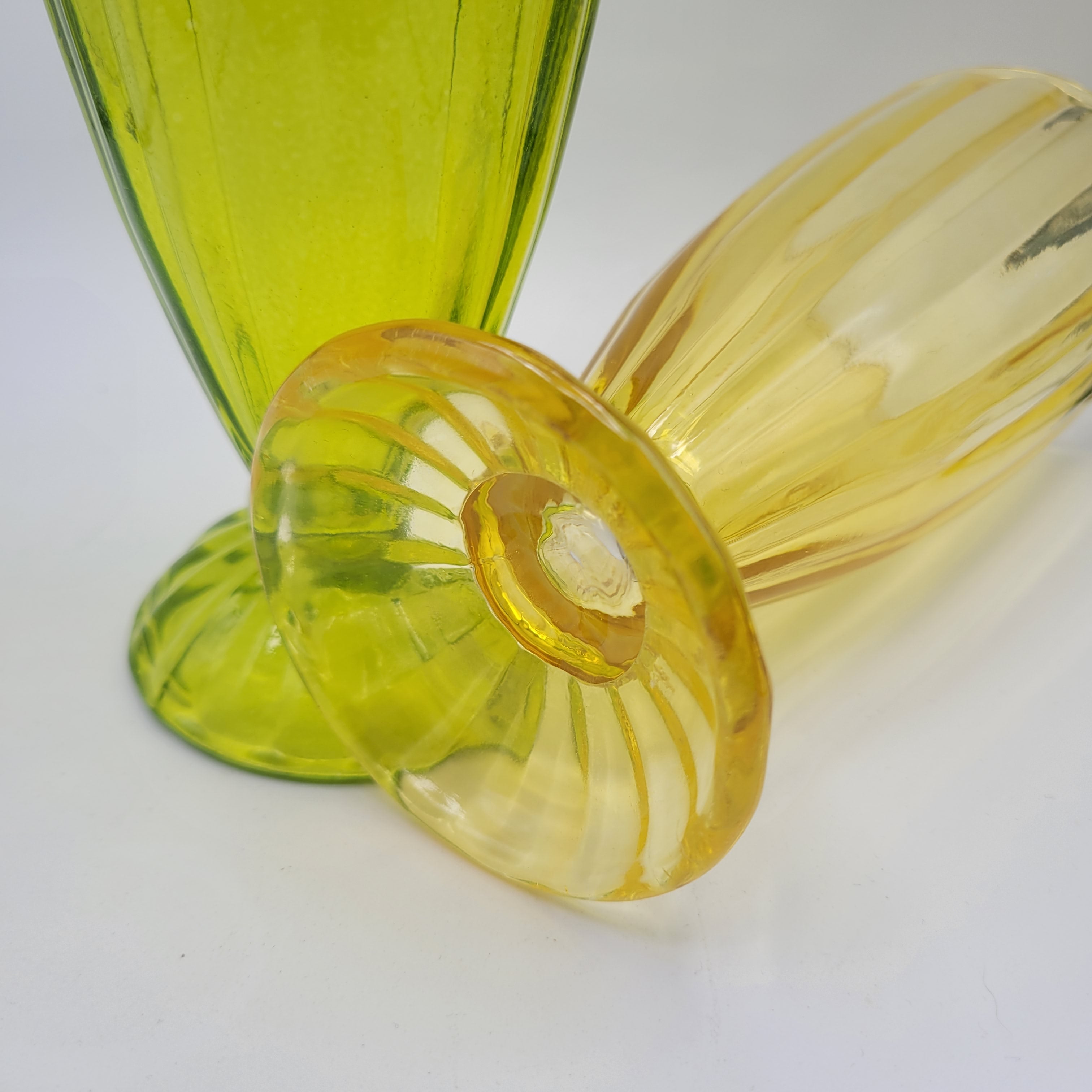 A Set of 4 Vintage Flash-Coloured Sundae Dishes (1950s–1970s)🍧🍨🧁🍦