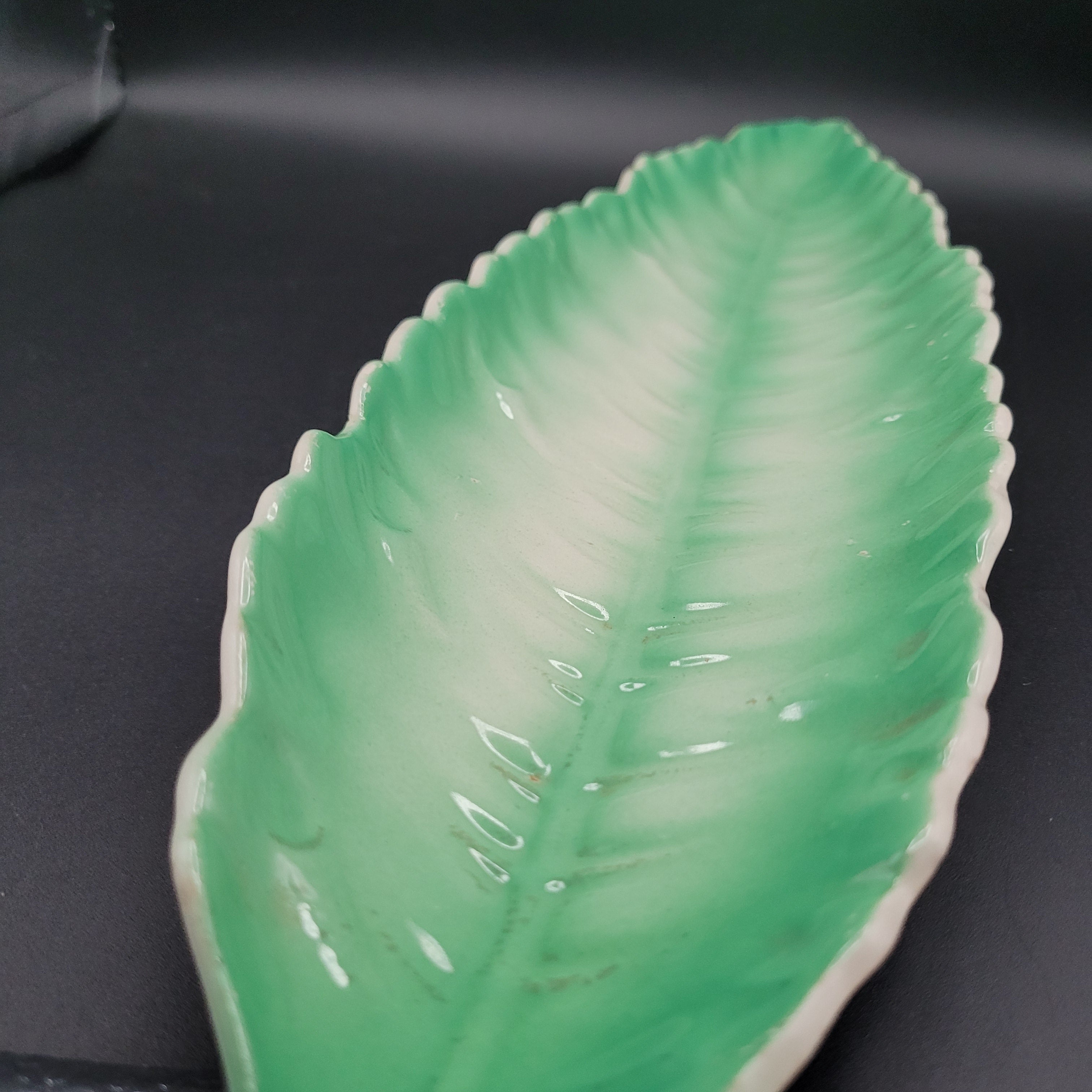 🍃 Mid-Century Green Leaf Console Dishc.1950s–60s Continental German / Austrian