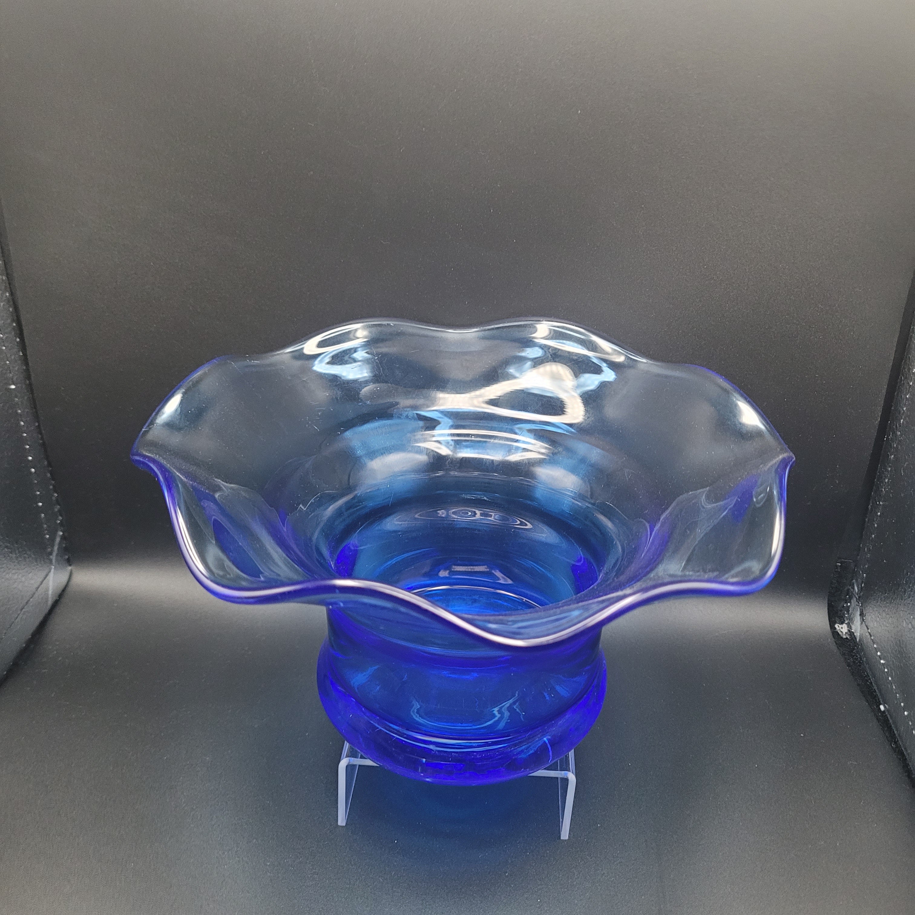 🩵Scandinavian Cobalt Blue Art Glass Bowl – Attributed to Riihimäen Lasi, Finland c. 1970s
