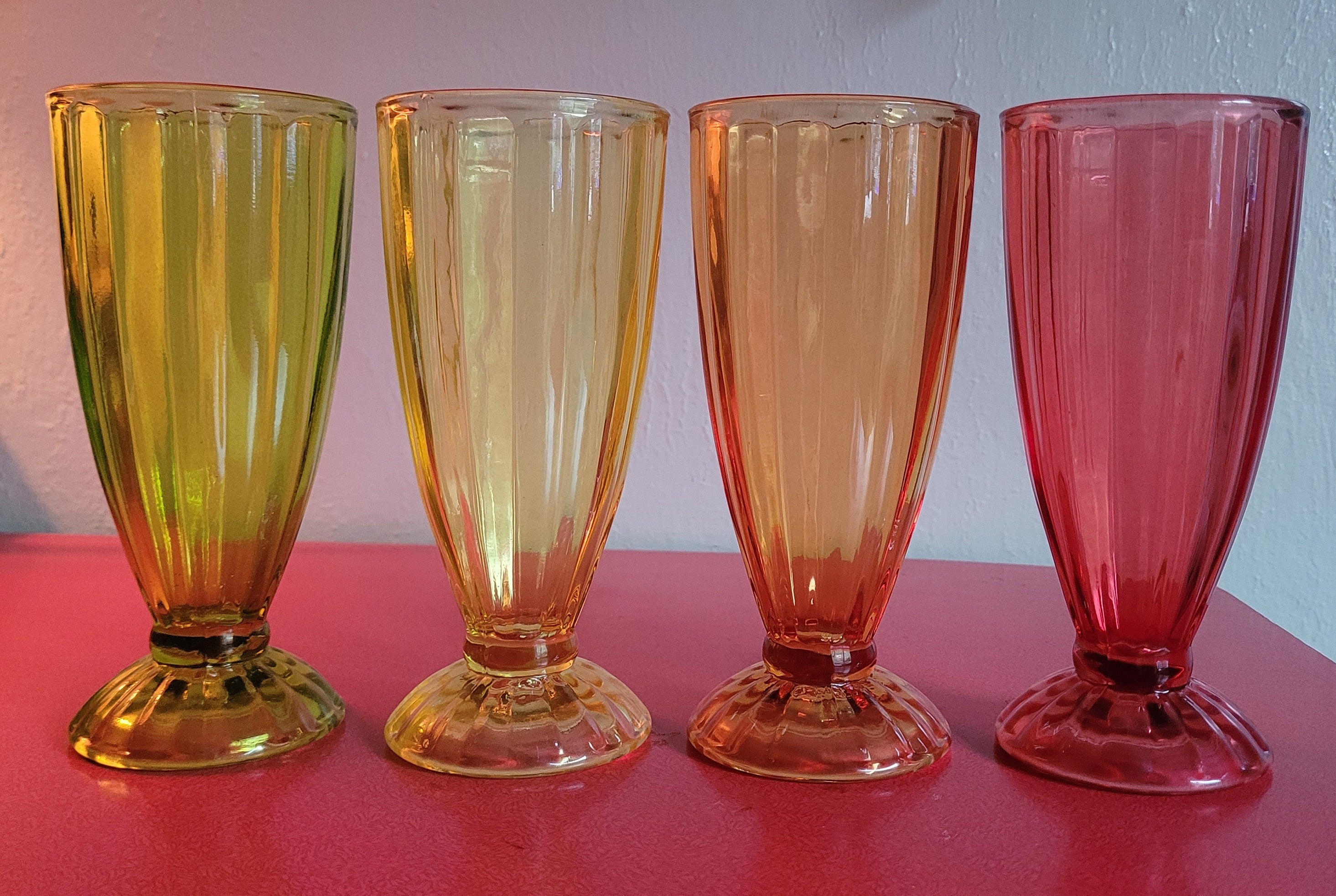 A Set of 4 Vintage Flash-Coloured Sundae Dishes (1950s–1970s)🍧🍨🧁🍦