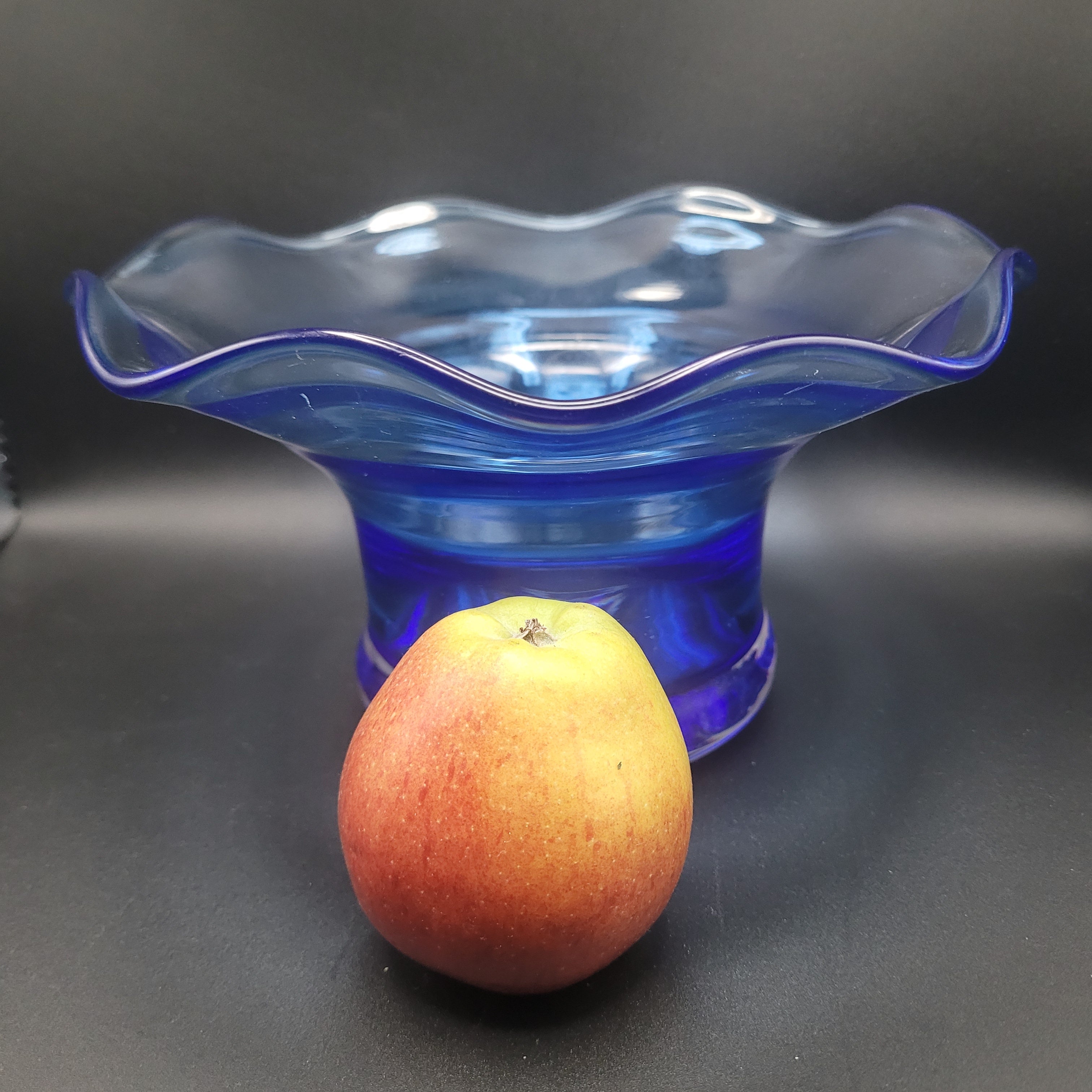 🩵Scandinavian Cobalt Blue Art Glass Bowl – Attributed to Riihimäen Lasi, Finland c. 1970s
