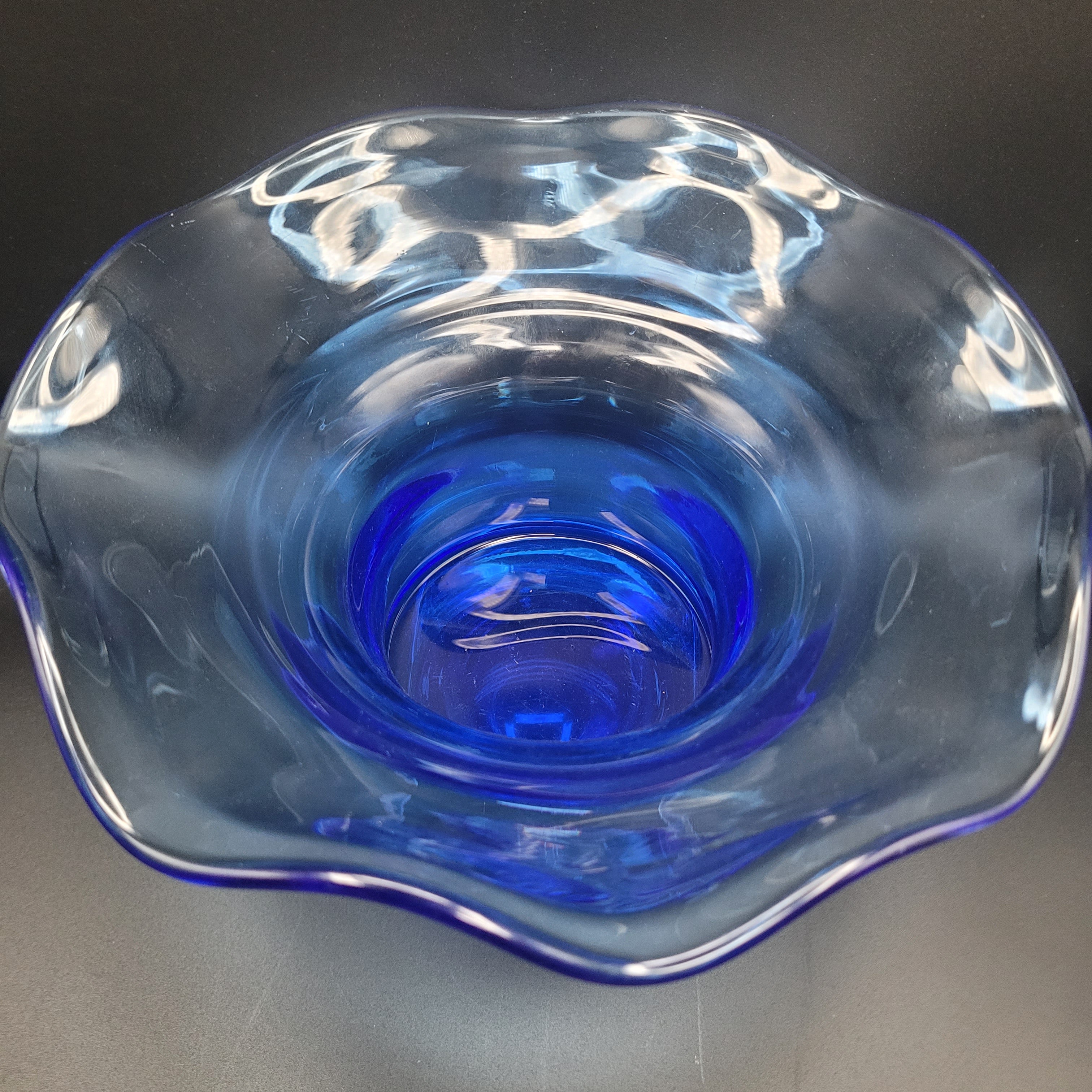 🩵Scandinavian Cobalt Blue Art Glass Bowl – Attributed to Riihimäen Lasi, Finland c. 1970s
