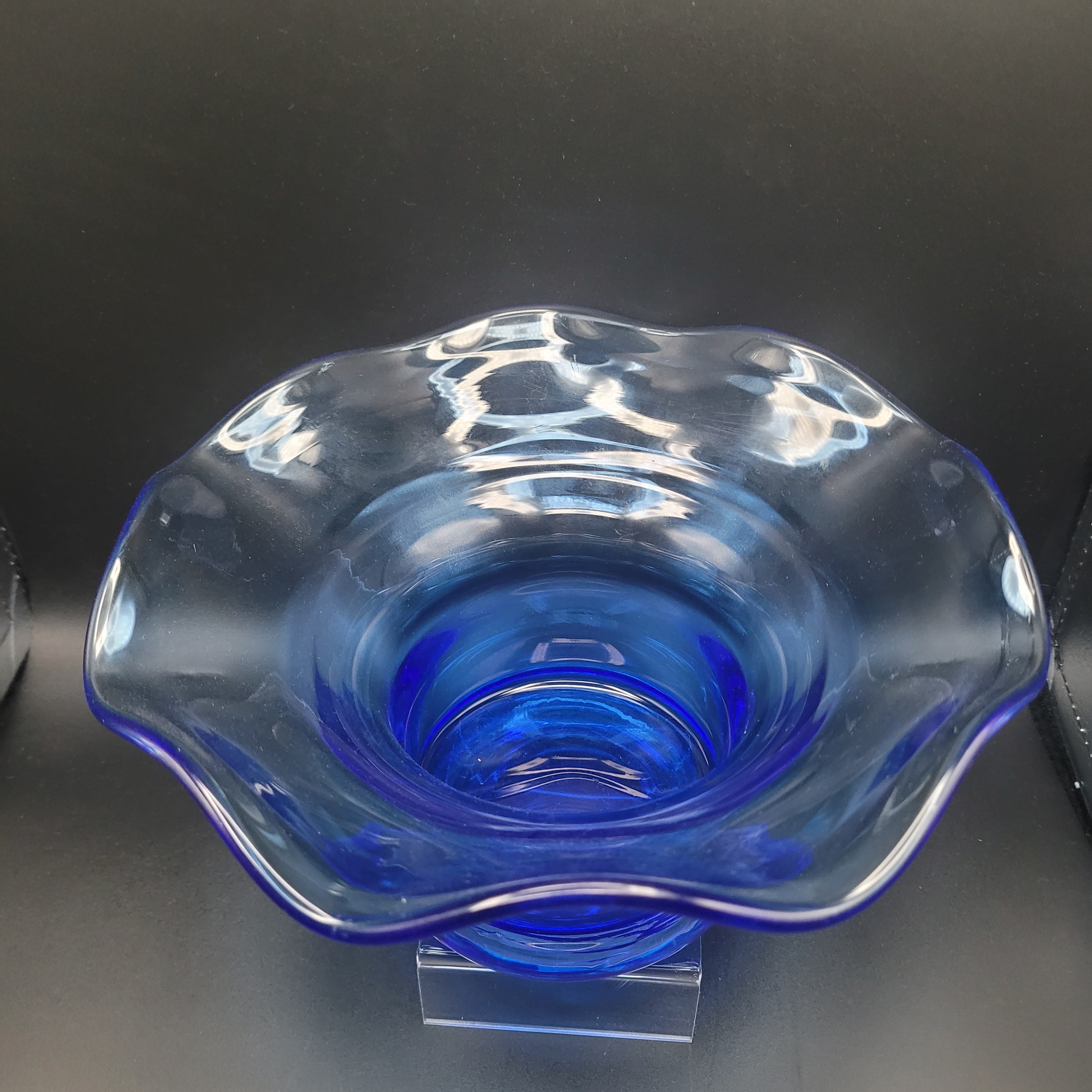 🩵Scandinavian Cobalt Blue Art Glass Bowl – Attributed to Riihimäen Lasi, Finland c. 1970s