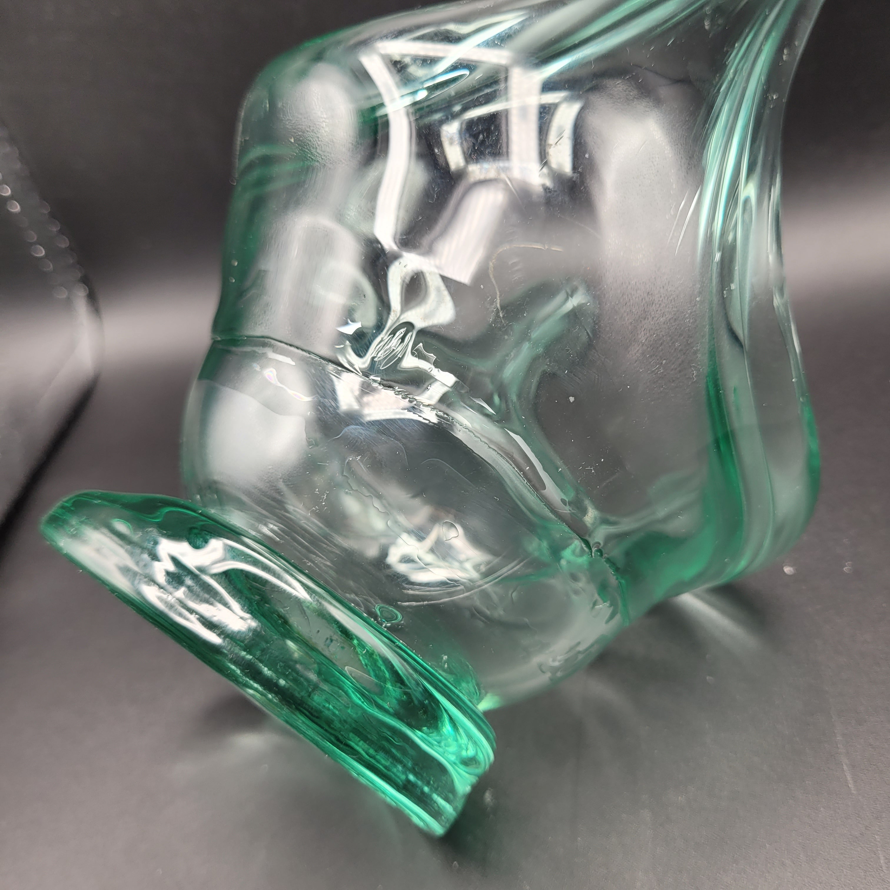 Mid-Century Hand-Blown Green Glass Swan Vase – Applied Base, Czechoslovakia (c. 1960s)🦢🦢🦢