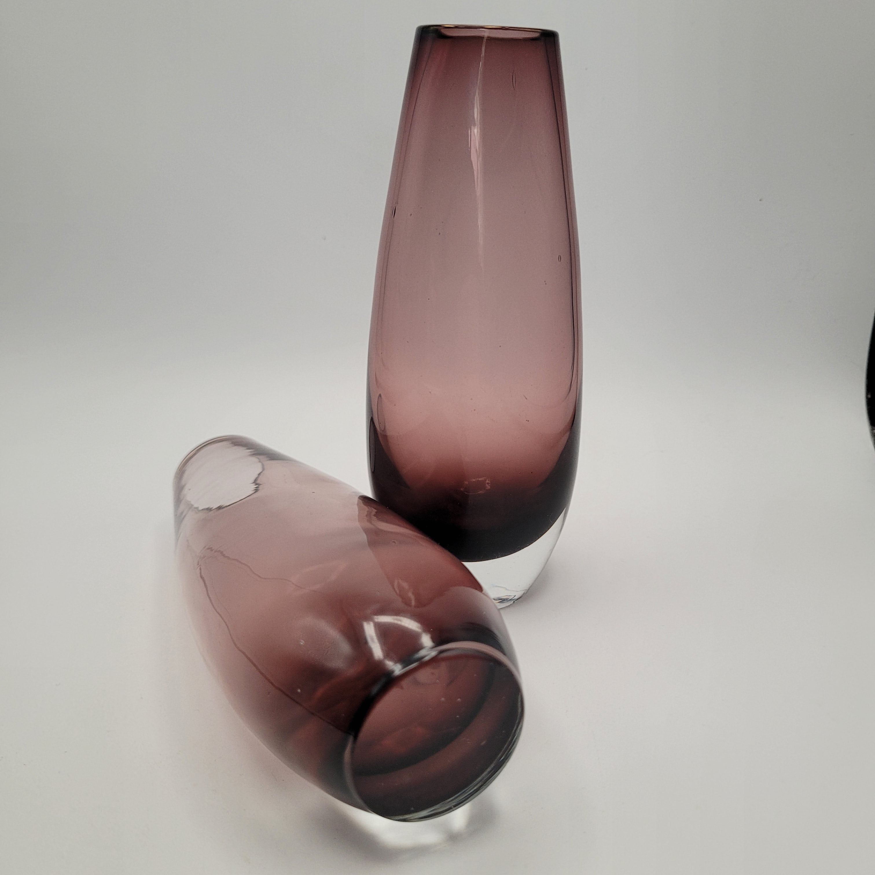 Pair of Riihimäen Lasi “Torpedo” Vases, Attributed to Tamara Aladin (15 cm)