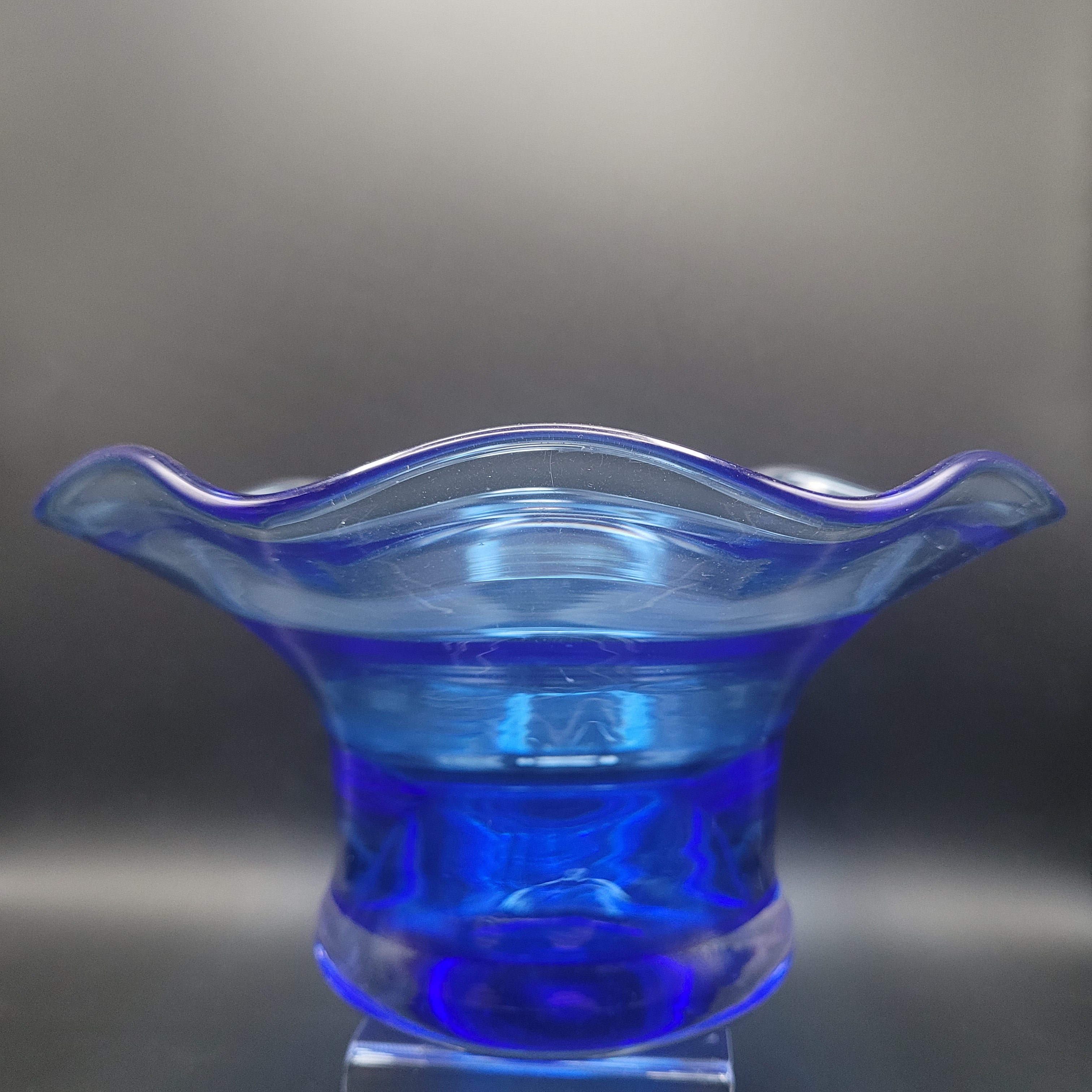 🩵Scandinavian Cobalt Blue Art Glass Bowl – Attributed to Riihimäen Lasi, Finland c. 1970s