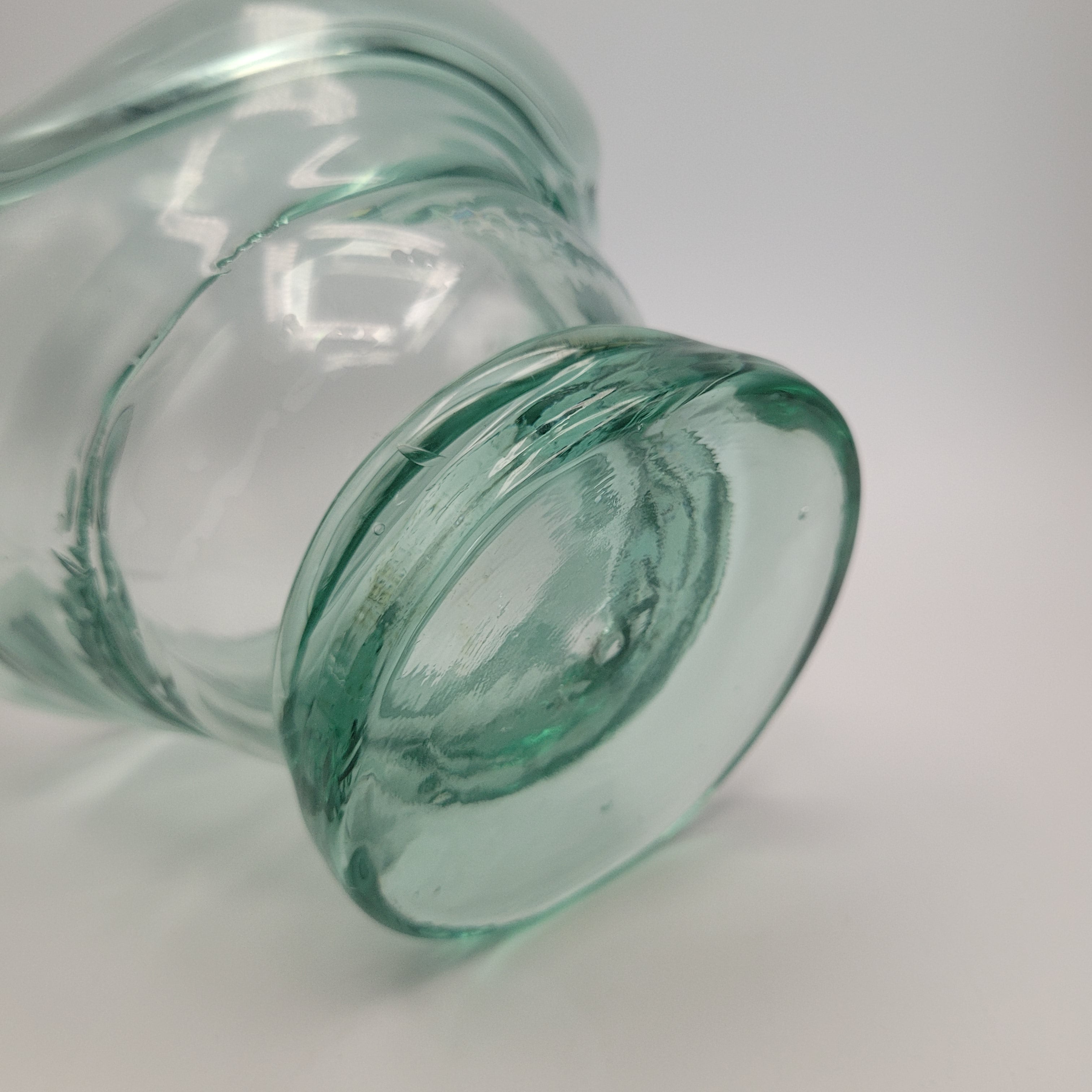 Mid-Century Hand-Blown Green Glass Swan Vase – Applied Base, Czechoslovakia (c. 1960s)🦢🦢🦢