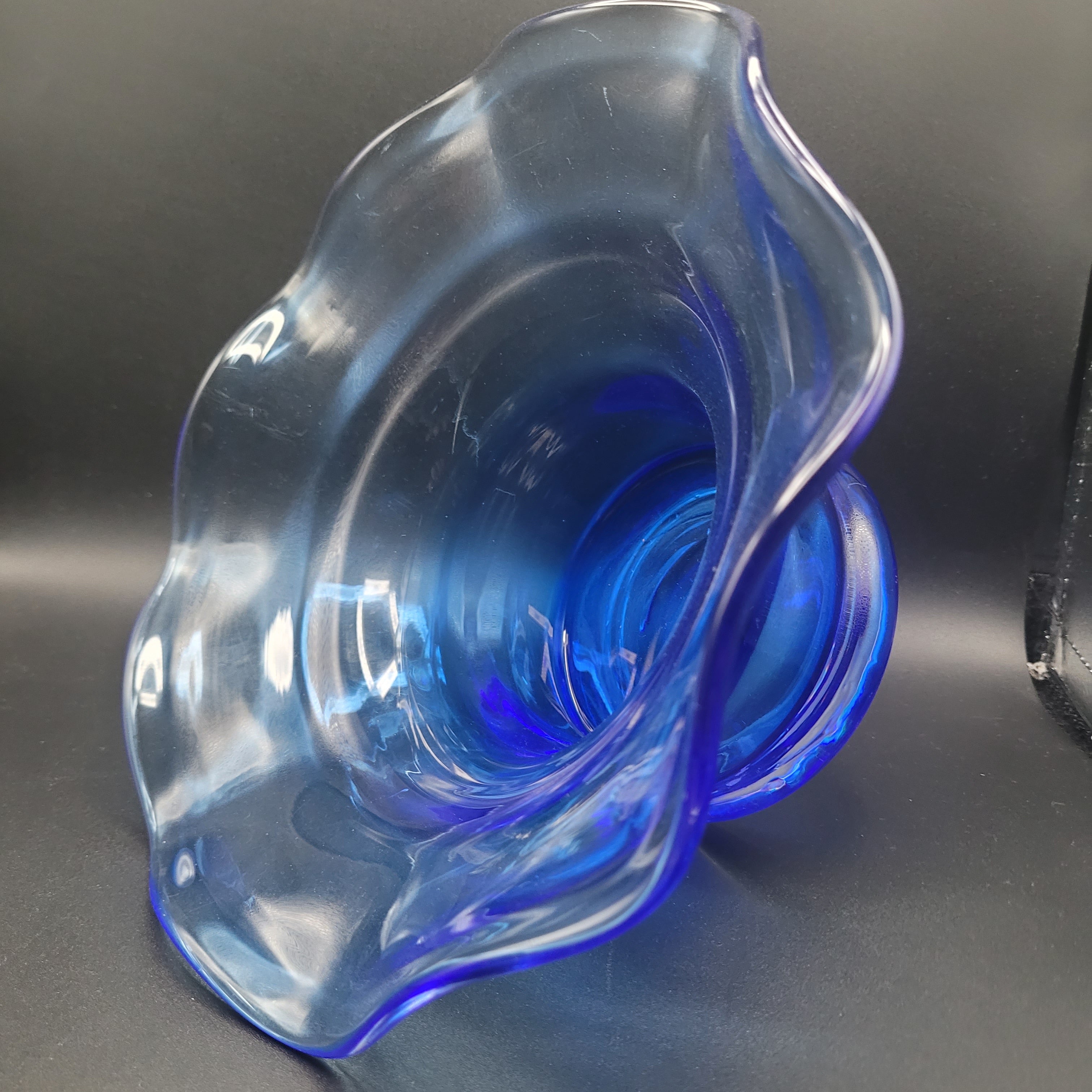 🩵Scandinavian Cobalt Blue Art Glass Bowl – Attributed to Riihimäen Lasi, Finland c. 1970s