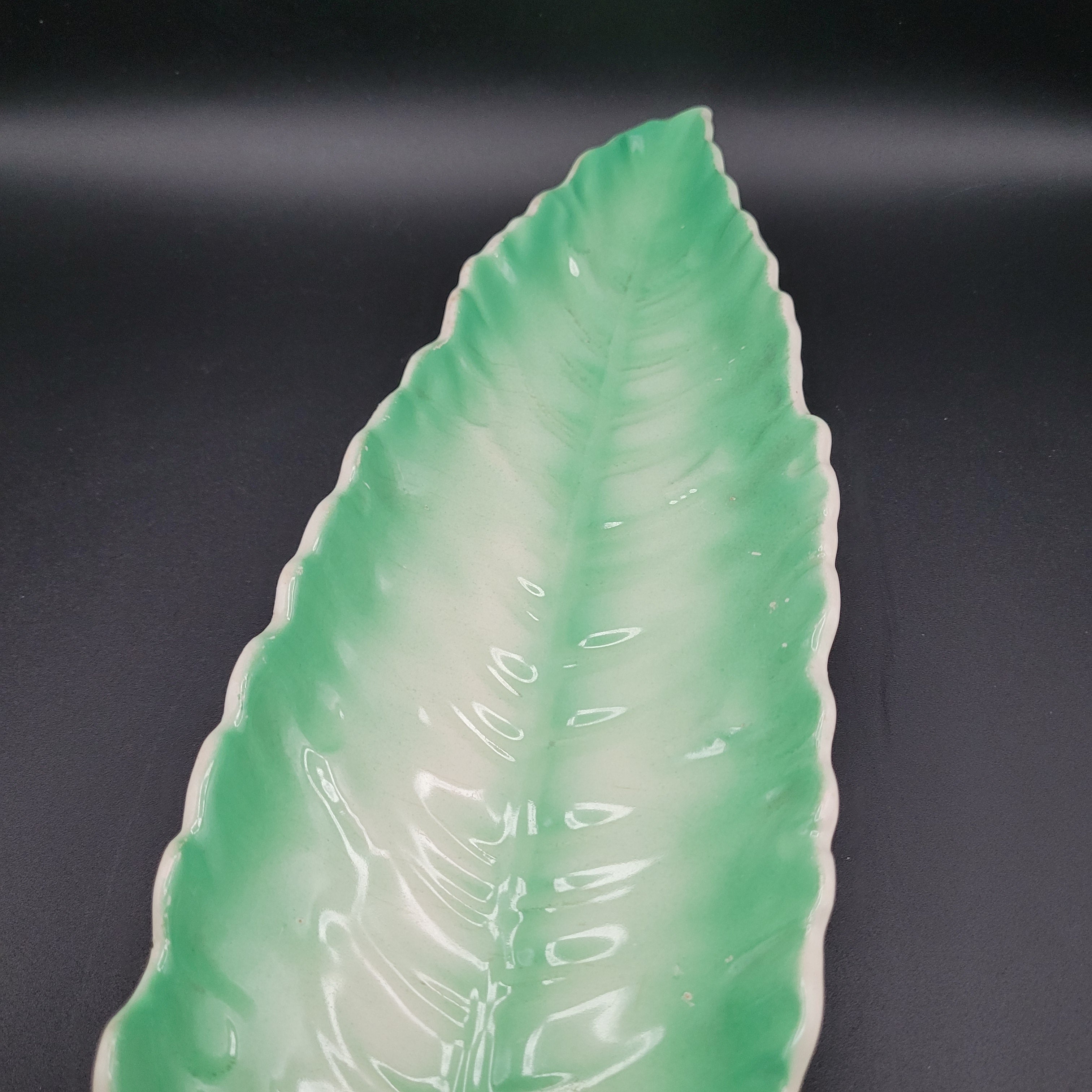 🍃 Mid-Century Green Leaf Console Dishc.1950s–60s Continental German / Austrian