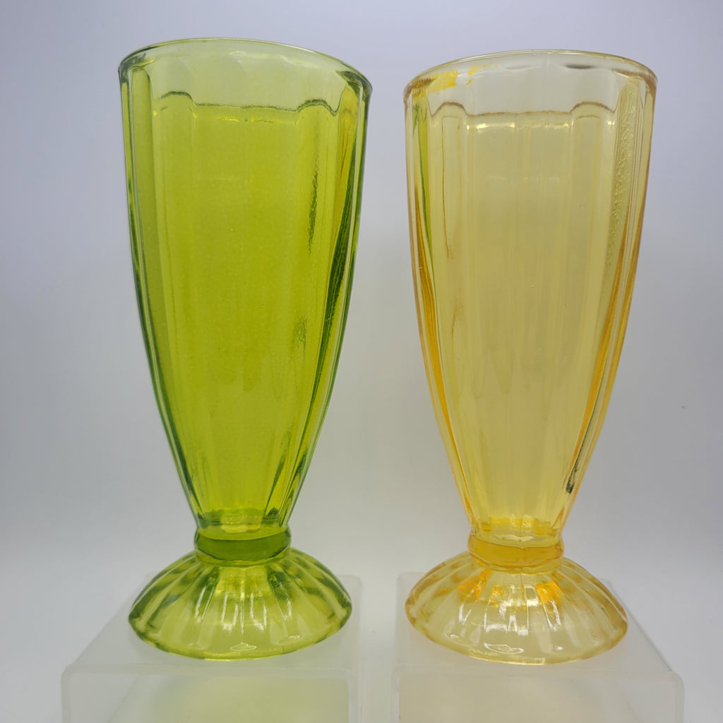 A Set of 4 Vintage Flash-Coloured Sundae Dishes (1950s–1970s)🍧🍨🧁🍦