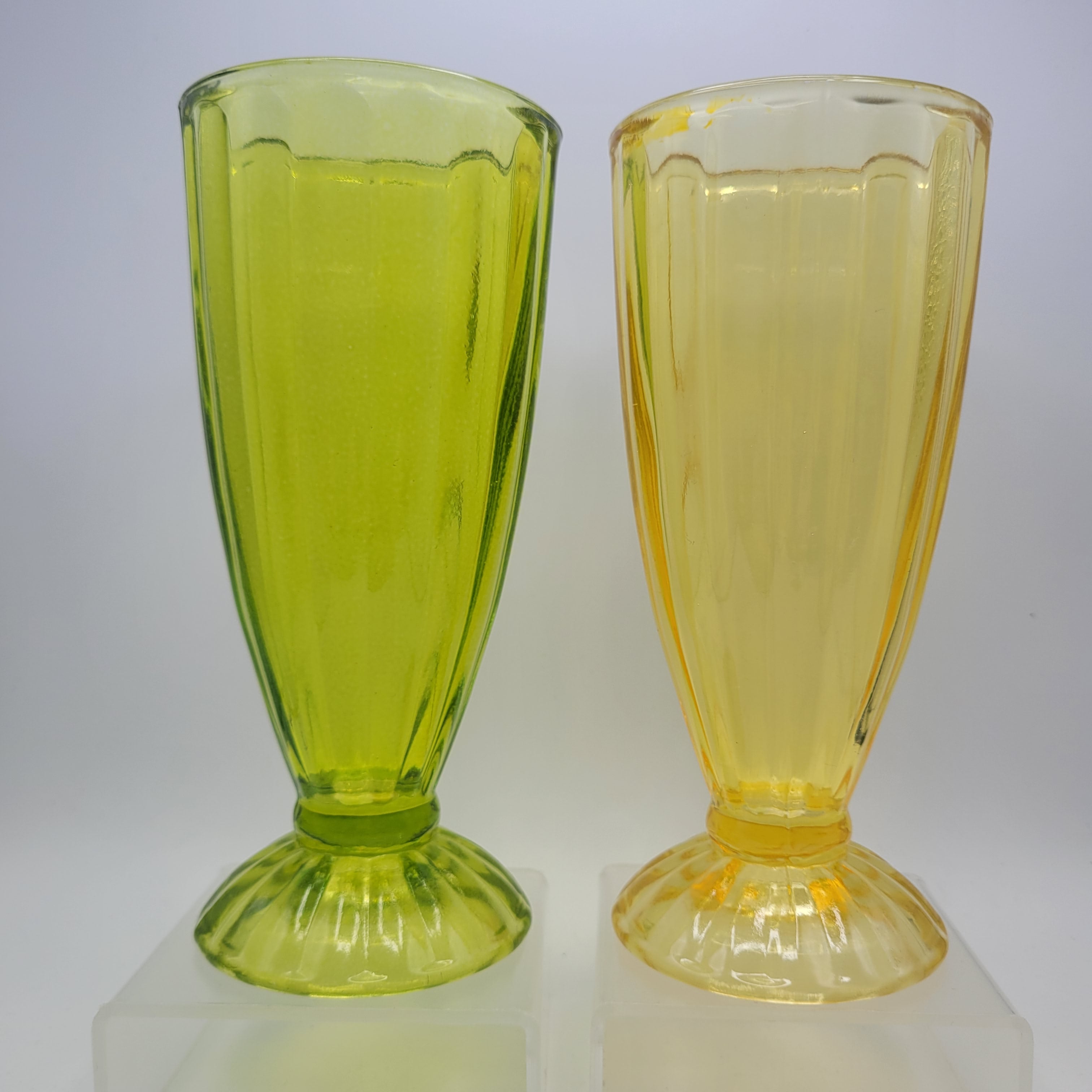 A Set of 4 Vintage Flash-Coloured Sundae Dishes (1950s–1970s)🍧🍨🧁🍦