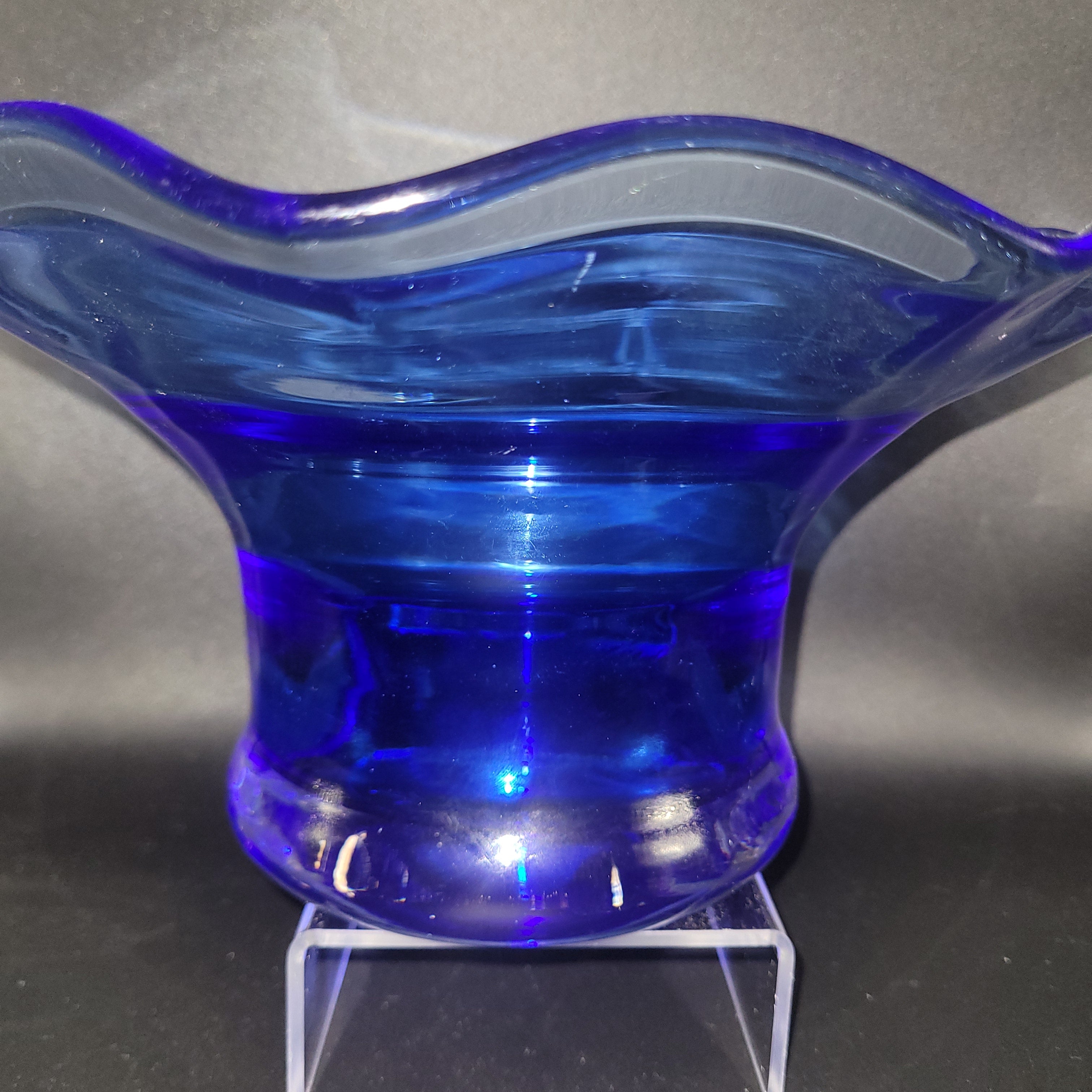 🩵Scandinavian Cobalt Blue Art Glass Bowl – Attributed to Riihimäen Lasi, Finland c. 1970s