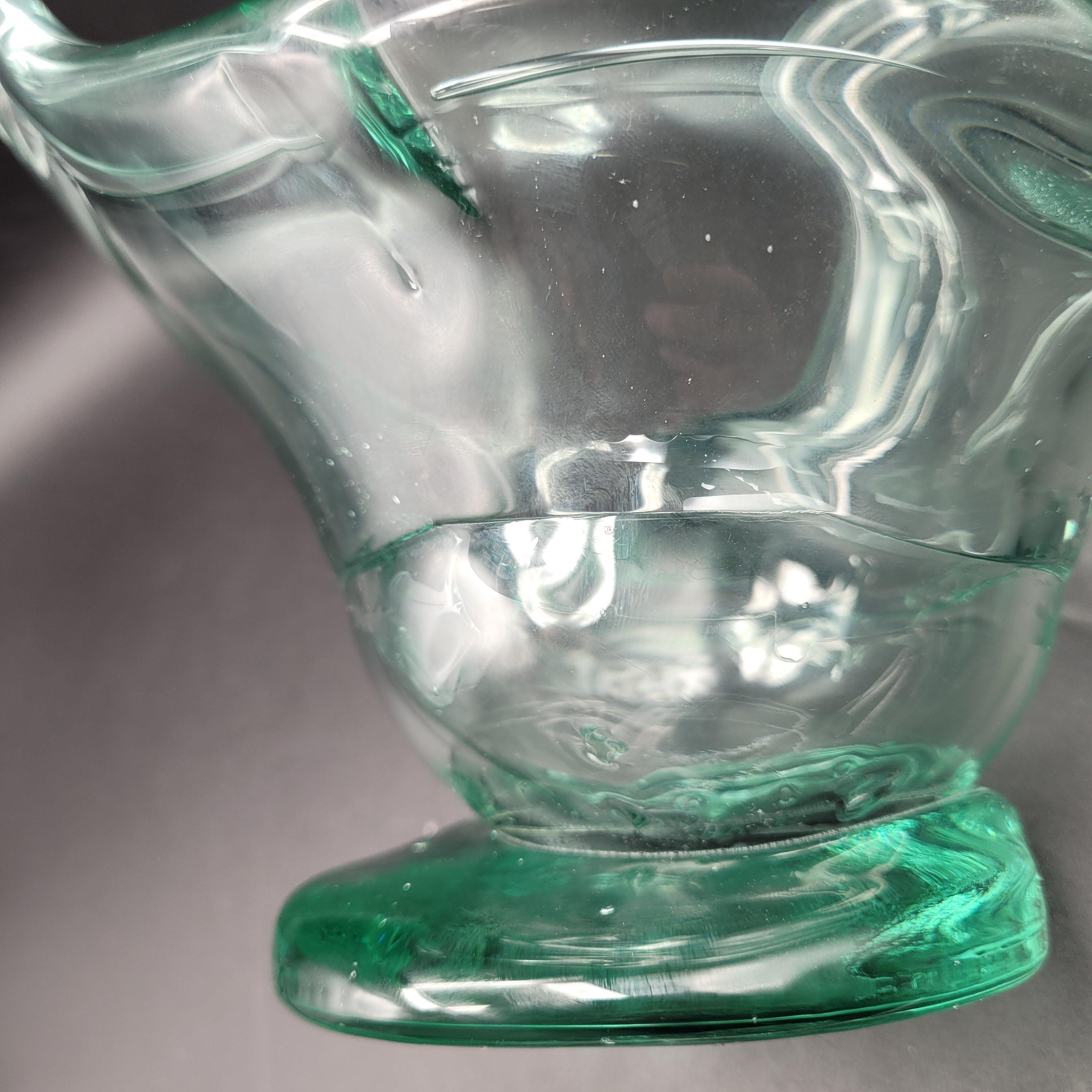 Mid-Century Hand-Blown Green Glass Swan Vase – Applied Base, Czechoslovakia (c. 1960s)🦢🦢🦢