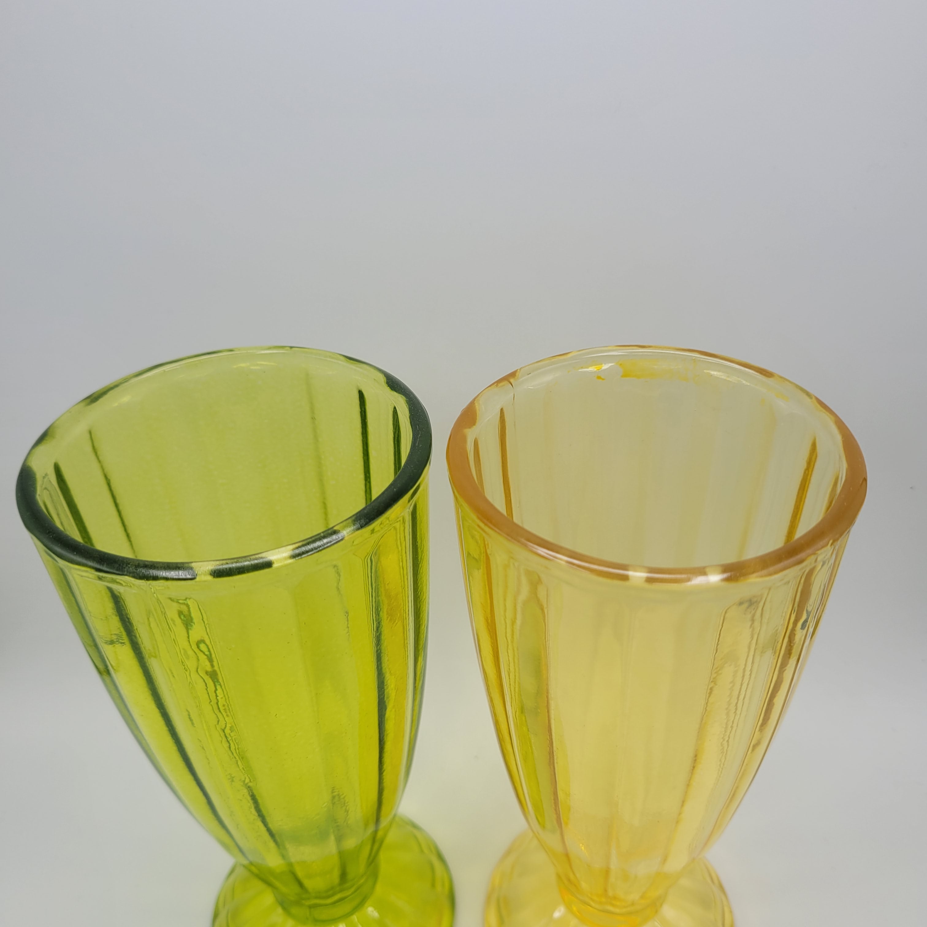 A Set of 4 Vintage Flash-Coloured Sundae Dishes (1950s–1970s)🍧🍨🧁🍦