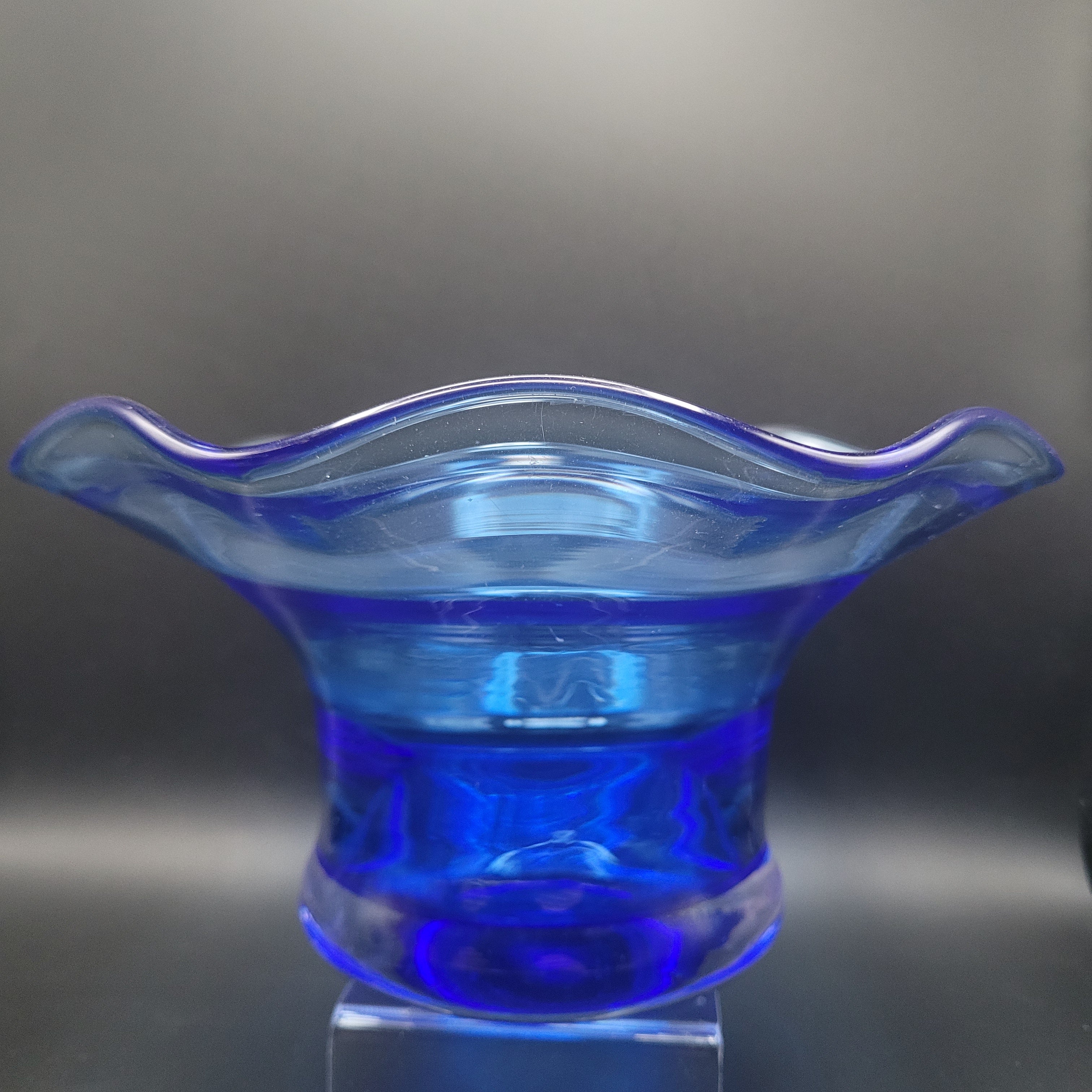 🩵Scandinavian Cobalt Blue Art Glass Bowl – Attributed to Riihimäen Lasi, Finland c. 1970s