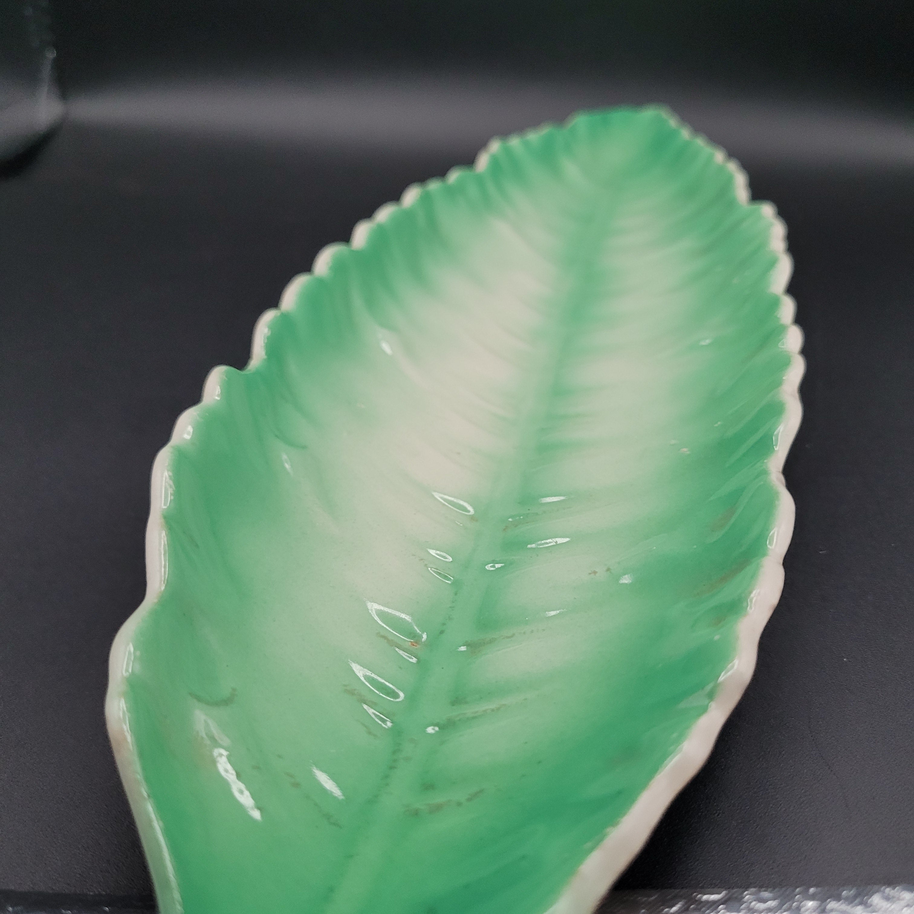 🍃 Mid-Century Green Leaf Console Dishc.1950s–60s Continental German / Austrian